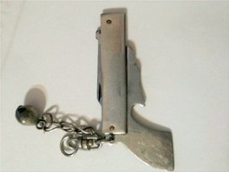 白云機場3號安檢門通道探測發現掛飾小刀[圖]