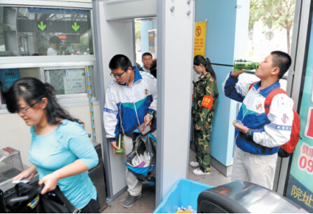 烏魯木齊交通安檢迎全面升級(jí)采用HI-PE進(jìn)口安檢門(mén)