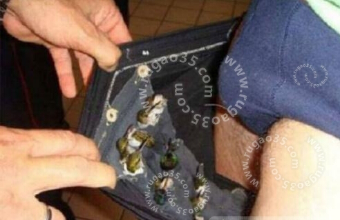 美國(guó)男子褲內(nèi)藏66只活鳥(niǎo)欲走私 安檢門(mén)通道遭攔截[圖]