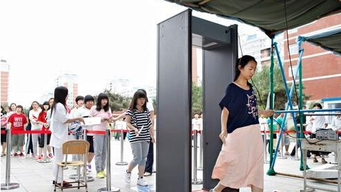 湖北高考考場(chǎng)40.27萬(wàn)人即將進(jìn)入安檢門(mén)探測(cè)安檢模式