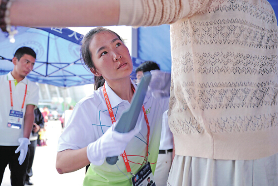 安檢門(mén)檢測(cè)員每日下蹲2000次把關(guān)第四屆亞歐博覽會(huì)[圖]