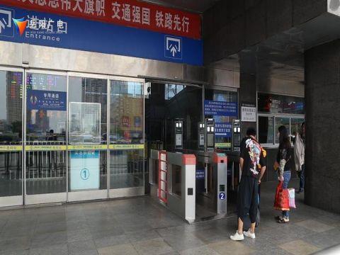 測(cè)溫安檢門發(fā)揮威力 岳陽對(duì)這6趟北上火車實(shí)施二次安檢