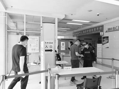 探訪醫(yī)院安全秩序管理現(xiàn)狀：進大樓多了道安檢門